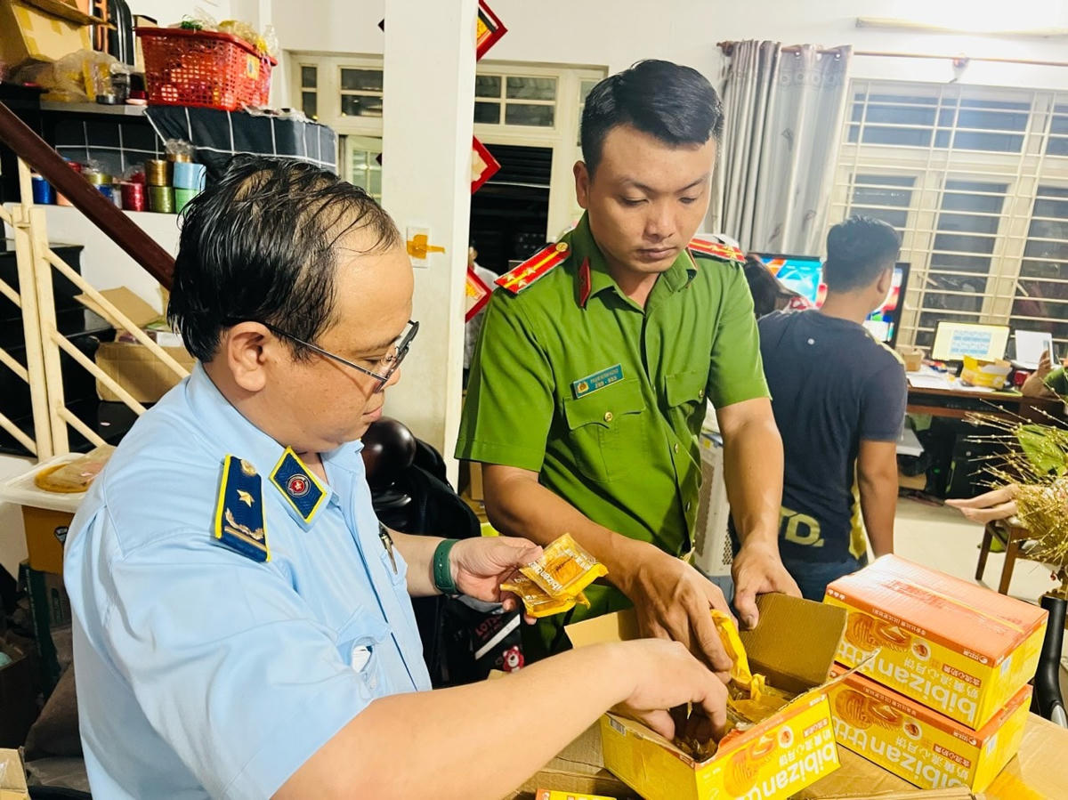 Lực lượng quản lý thị trường kết hợp với lực lượng liên ngành thu giữ lượng lớn bánh trung thu.