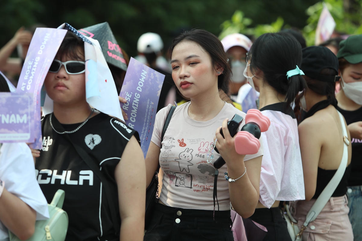 Không ít fan hâm mộ tỏ ra mệt mỏi khi phải chờ đợi quá lâu, nhiều người tỏ ra nản chí. 