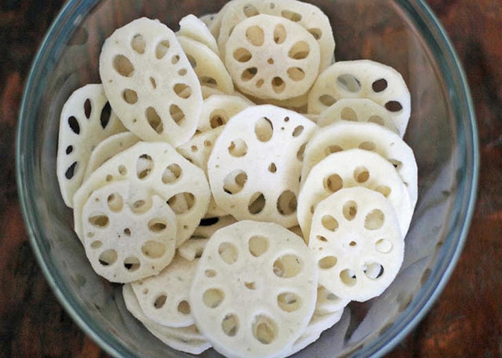 Sơ chế củ sen.
