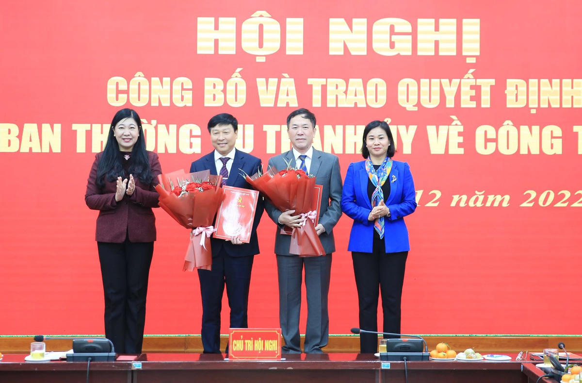 Phó Bí thư Thường trực Thành ủy Nguyễn Thị Tuyến; Chủ tịch Ủy ban Mặt trận Tổ quốc Việt Nam thành phố Nguyễn Lan Hương trao Quyết định của Ban Thường vụ Thành ủy và tặng hoa chúc mừng hai đồng chí Đàm Văn Huân, Phạm Anh Tuấn tại Ủy ban Mặt trận Tổ quốc Việt Nam thành phố Hà Nội.