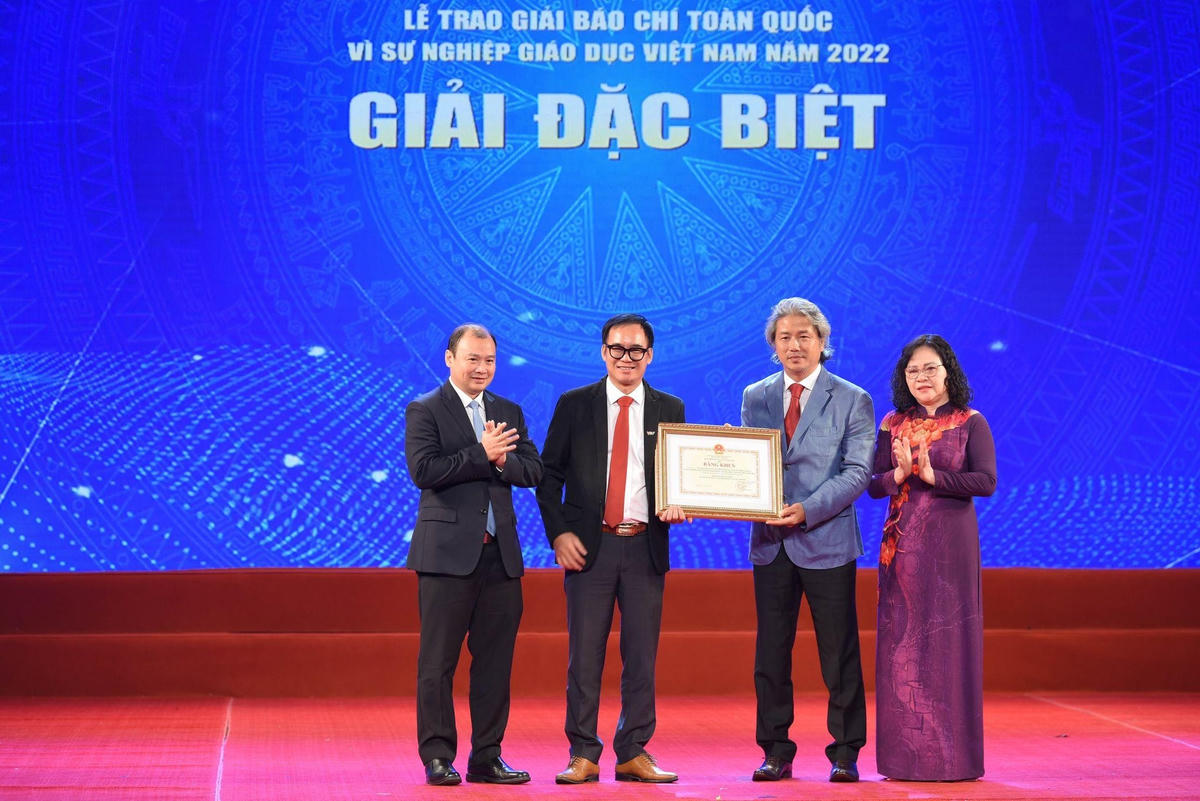 Ban Tổ chức trao giải cho nhóm tác giả đoạt giải Đặc biệt.