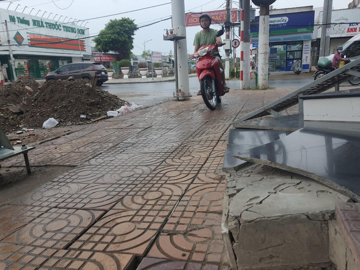 Nhà dân gần vị trí thi công trạm bơm bị lún, nứt.