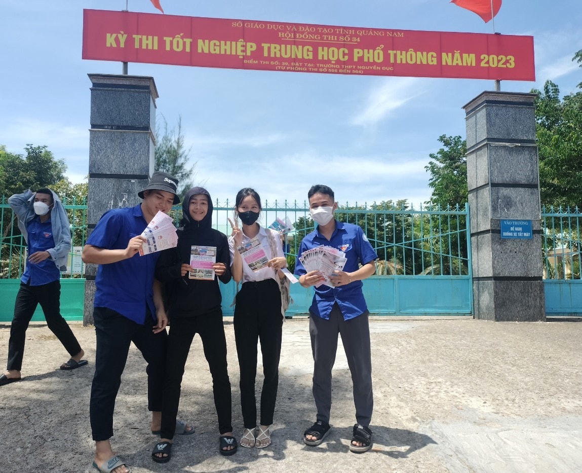Thí sinh vui cười sau khi kết thúc tổ hợp các môn thi.