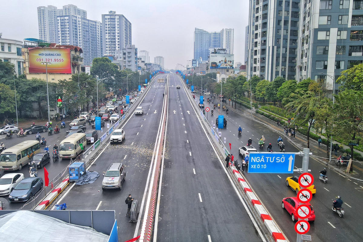 Dự án xây dựng tuyến đường bộ trên cao dọc đường Vành đai 2, đoạn từ cầu Vĩnh Tuy - Ngã Tư Sở có tổng mức đầu tư gần 10.000 tỷ đồng, khởi công ngày 22/4/2018.