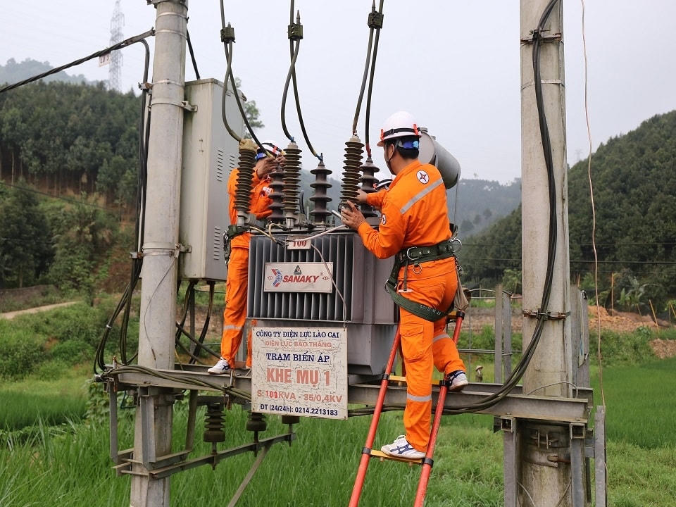 Tổng công ty Điện lực miền Bắc khuyến cáo khách hàng sử dụng điện tiết kiệm để tránh nguy cơ sự cố về điện