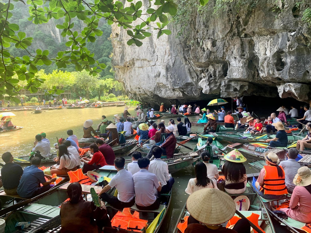 Khu du lịch Tam Cốc - Bích Động thu hút đông đảo khách du lịch.