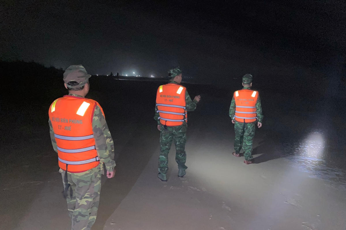 Lực lượng chức năng vẫn đang nỗ lực tìm kiếm ngư dân gặp nạn trên biển.