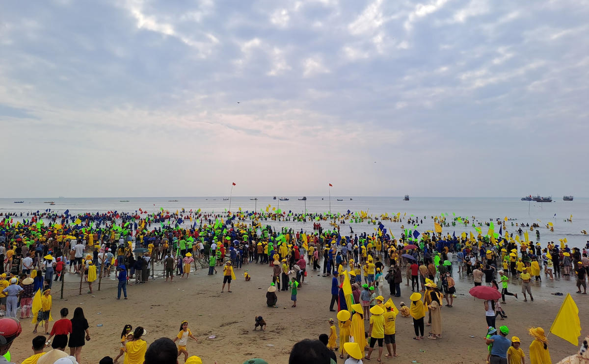 Người dân xã Cảnh Dương tham gia cổ vũ lễ hội đua thuyền trên biển