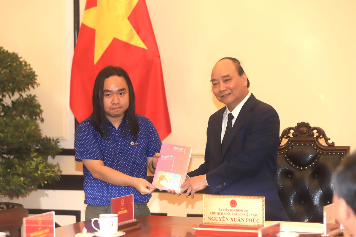 Chủ tịch nước Nguyễn Xuân Phúc và tài năng trẻ Nguyễn Bình.