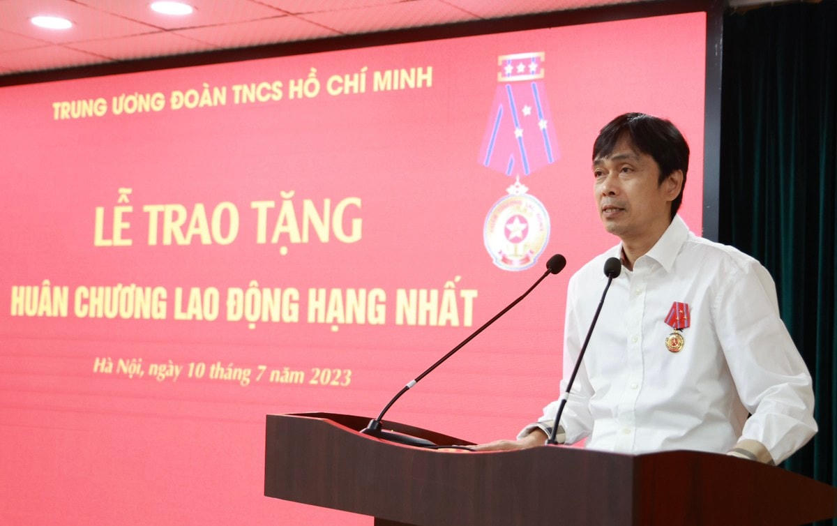 Nhà báo Nguyễn Huy Lộc phát biểu tại buổi lễ. (Ảnh: Như Ý).