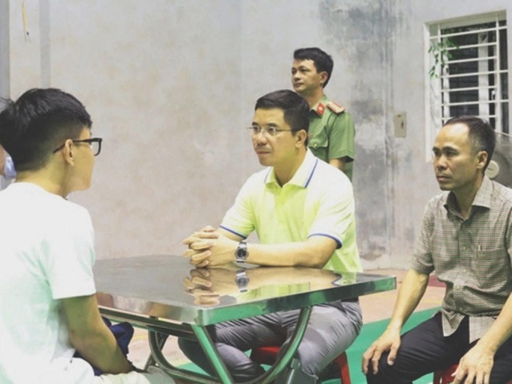 Đại tá Nguyễn Hồng Phong - Giám đốc Công an Hà Tĩnh trực tiếp làm việc với các đối tượng.