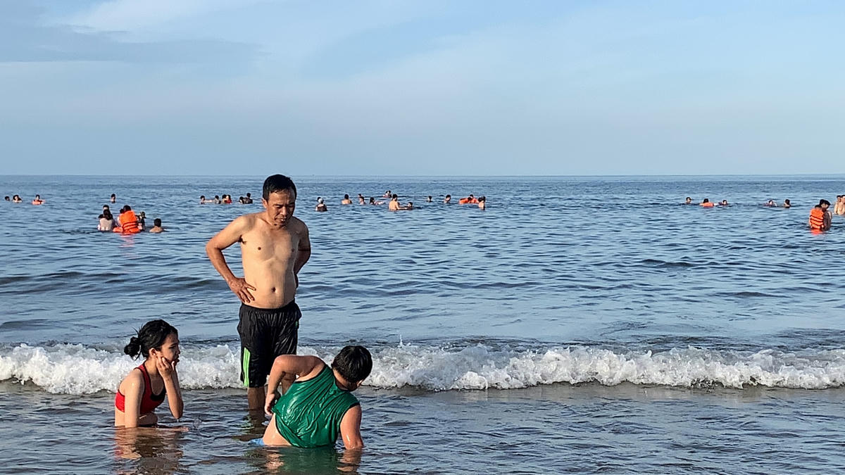 Nhiều du khách chạy lên bờ ngồi gãi ngứa.