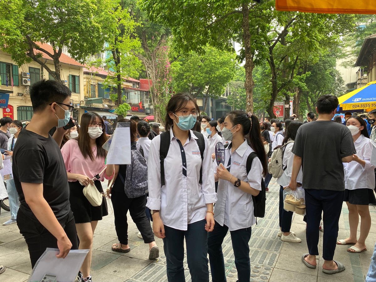 Thí sinh đến làm thủ tục dự thi mang theo thẻ căn cước công dân, giấy báo dự thi tốt nghiệp THPT năm 2022, rà soát thông tin để kịp thời chỉnh sửa nếu có sai sót.