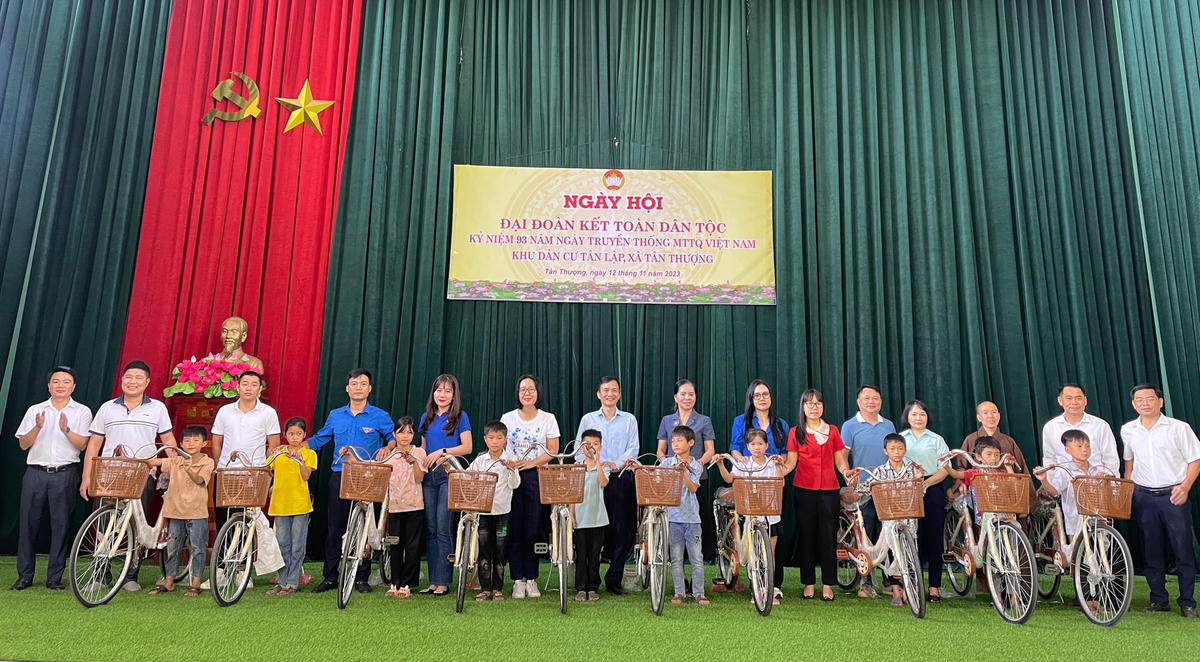 Hàng chục chiếc xe đạp được Công ty TNHH Đầu tư xây dựng và thương mại dịch vụ Tùng Anh cũng được dành  tặng cho các em học sinh tiêu biểu, vượt khó trong học tập.