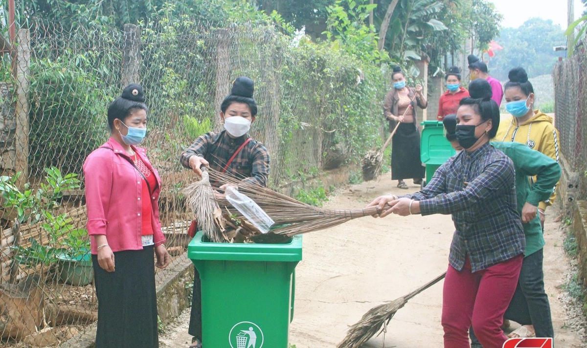 Hội Liên hiệp Phụ nữ huyện Mai Sơn tham gia vệ sinh môi trường.
