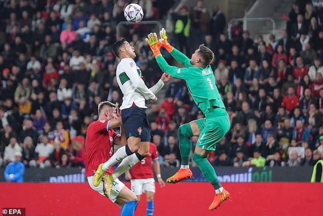 Cristiano Ronaldo trong tình huống tranh chấp với thủ môn Vaclik (Ảnh: EPA).