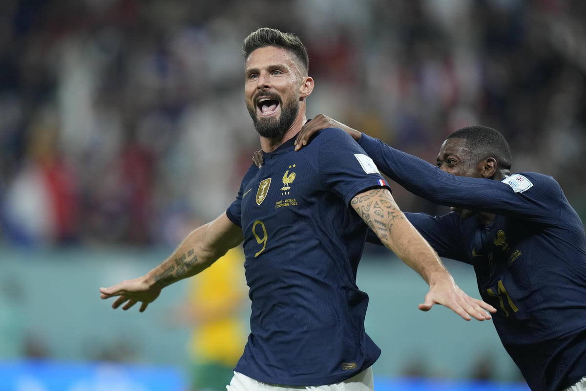 Cầu thủ Olivier Giroud của Pháp ăn mừng cùng đồng đội Ousmane Dembele sau khi ghi bàn thắng thứ 2 trong trận đấu ở bảng D World Cup 202 giữa Pháp và Australia.