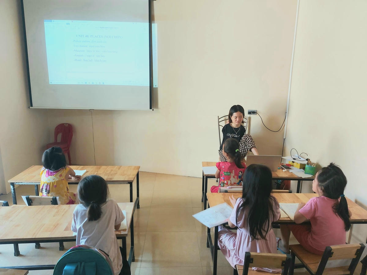 Sau khi tốt nghiệp khoa Sư phạm Trường ĐH Hồng Đức, Thắm đã về quê để giảng dạy miễn phí tiếng Anh cho trẻ em nghèo.