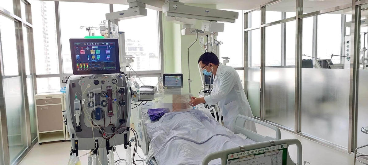 Điều trị bệnh nhân ngộ độc rượu. Ảnh: TL.