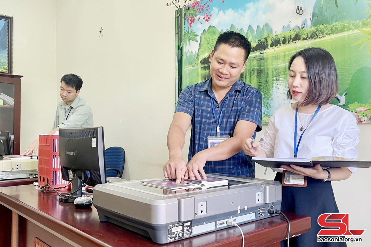 Cán bộ Thư viện tỉnh Sơn La thực hiện số hóa các tài liệu. Nguồn: Báo Sơn La.  