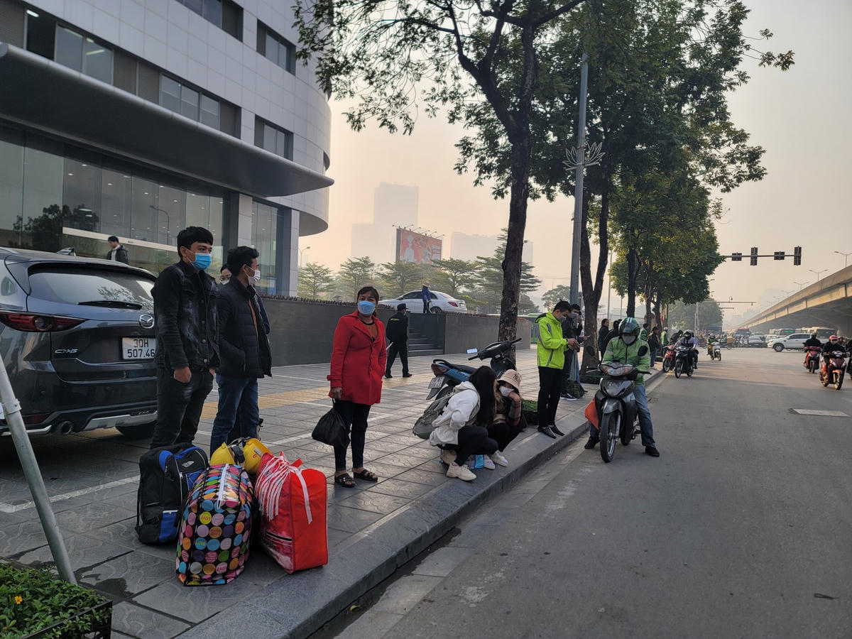 Hành khách đứng bên đường Phạm Hùng chờ xe.