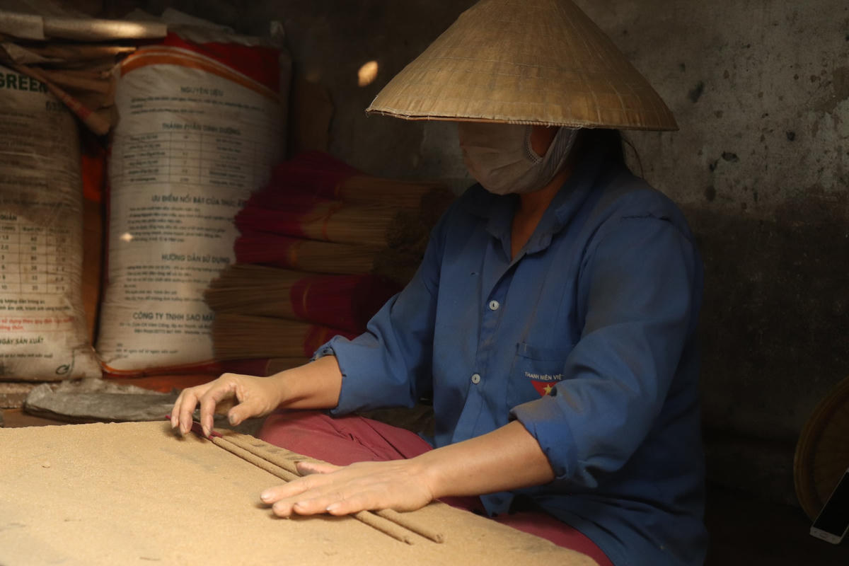 Tại nhà ông Mậu, hai vợ chồng ông cùng với 2 người làm vẫn đang miệt mài dùng bàn tay điêu luyện để tạo nên những que hương có mùi thơm êm dịu. Trong năm 2022, 4 người đã làm ra 700.000 que hương để xuất bán ra thị trường, 2 nhân công được ông Mậu trả lương khoảng 4 triệu đồng/người/tháng.  