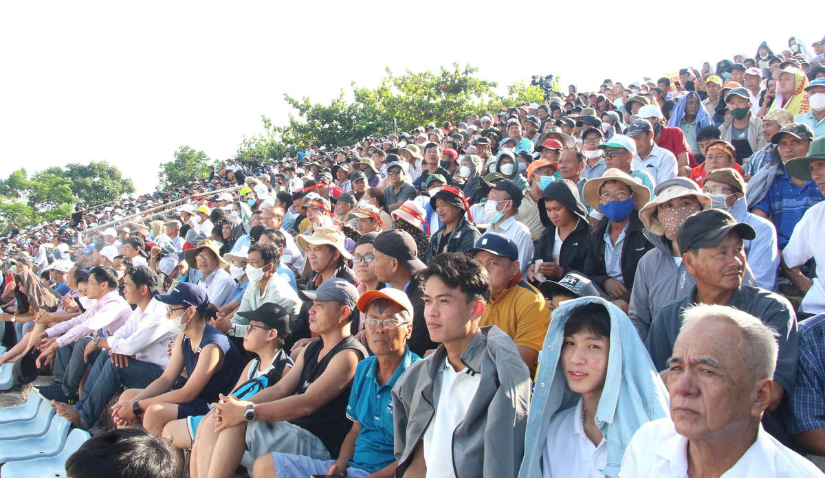 Một góc rất đông người dân ngồi trên khán đài cổ vũ.