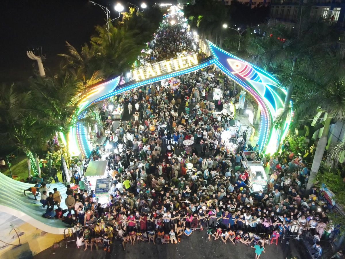 Bên trong sân khấu chính, có hàng nghìn du khách và người dân địa phương chăm chú theo dõi các tiết mục âm nhạc, nghệ thuật. Phía bên ngoài, người dân theo dõi chương trình qua màn hình LED được thiết kế sẵn.