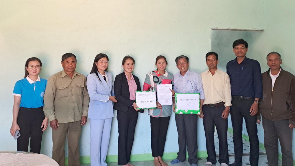 Trao nhà đại đoàn kết cho các hộ nghèo người dân tộc thiểu số xã Tà Hine, huyện Đức Trọng.