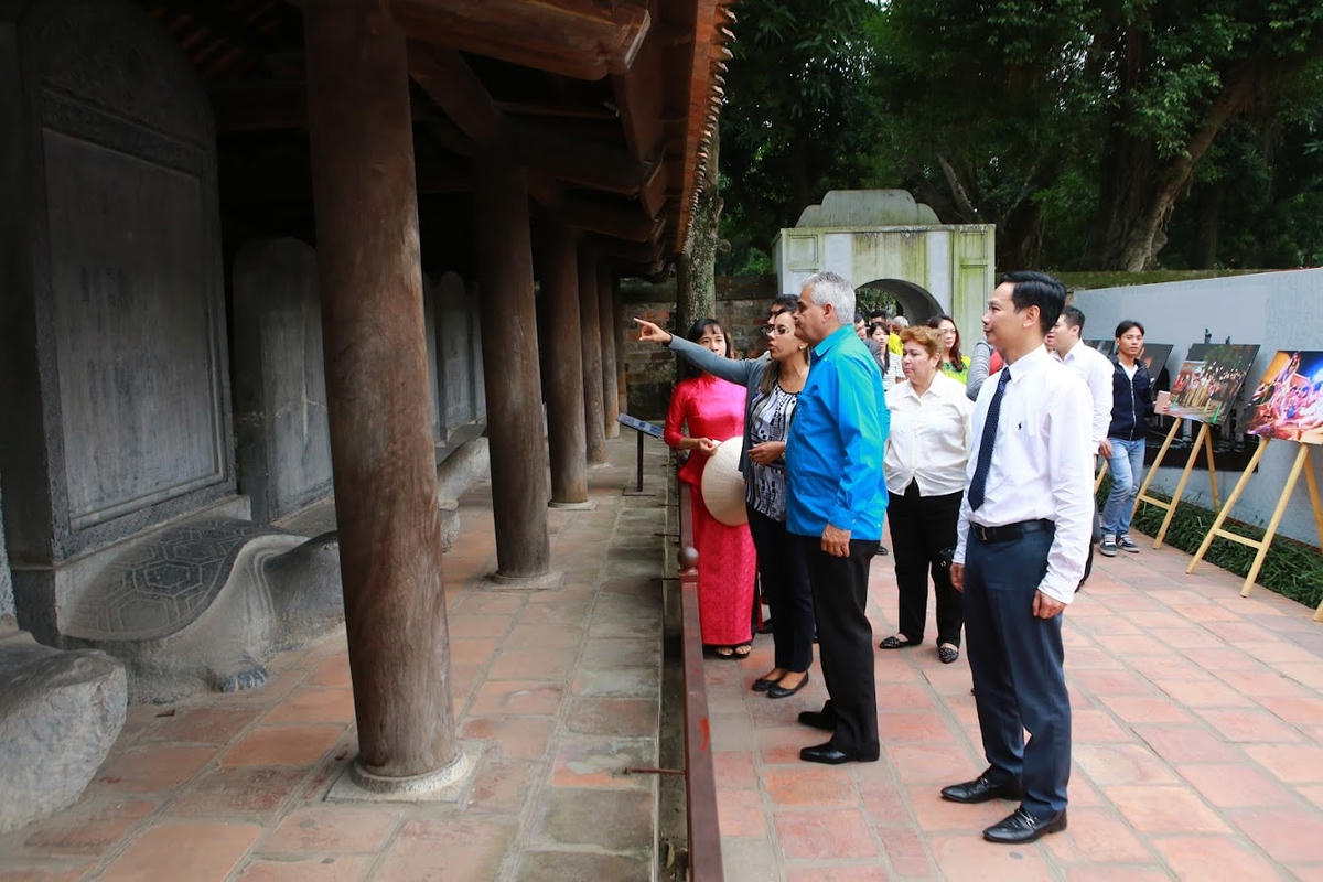 Du khách tham quan Văn Miếu Quốc tử giám. Ảnh: Quang Vinh.