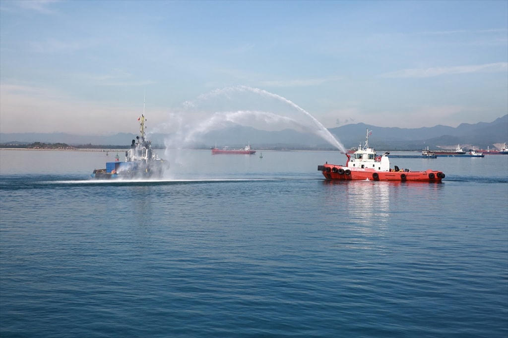 Tình huống một tàu lạ bị cháy đã được tàu dịch vụ tổ chức chữa cháy và kéo tàu lạ vào đến vị trí an toàn.