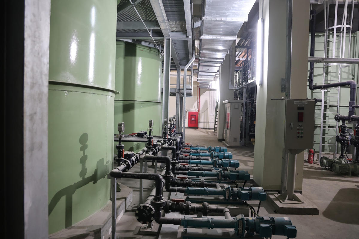 Nhà máy áp dụng công nghệ xử lý bùn hoạt tính truyền thống AO, không sử dụng hóa chất, mà xử lý bằng vi sinh. Đây là công nghệ phổ biến trên thế giới, áp dụng cho các nhà máy xử lý nước thải có công suất lớn.