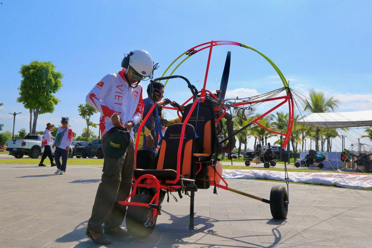Dù lượn có động cơ là môn chơi khá mạo hiểm, khi bay người chơi cần có rất nhiều thiết bị và đồ bảo hộ như: Đai an toàn, dù phụ; mũ bảo hiểm; áo phao; bộ đàm... 