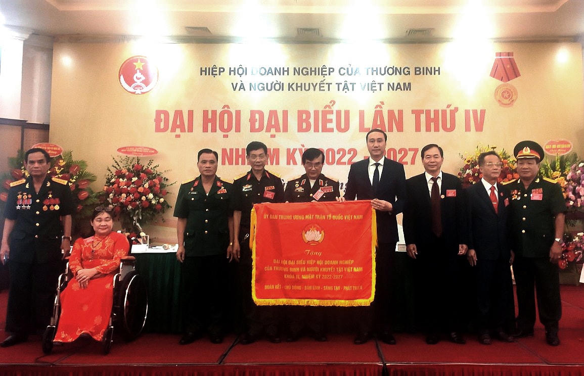 Thay mặt UBTƯ MTTQ Việt Nam, Phó Chủ tịch Phùng Khánh Tài trao Bức trướng tặng Hiệp hội doanh nghiệp của Thương binh và Người khuyết tật Việt Nam.