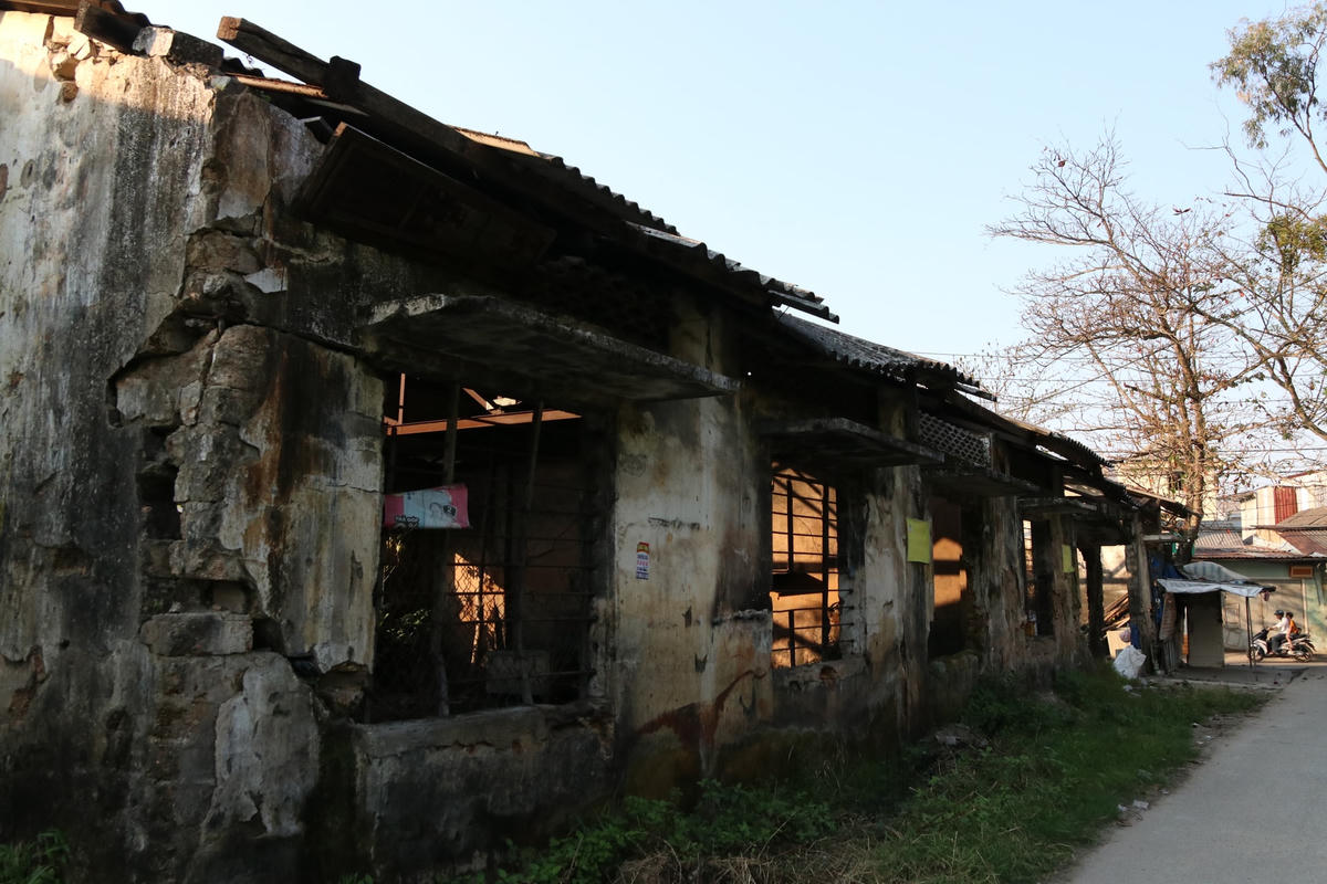 Dãy nhà xưởng thuộc Ty Công nghiệp hiện xuống cấp nghiêm trọng, xập xệ, nhếch nhác.