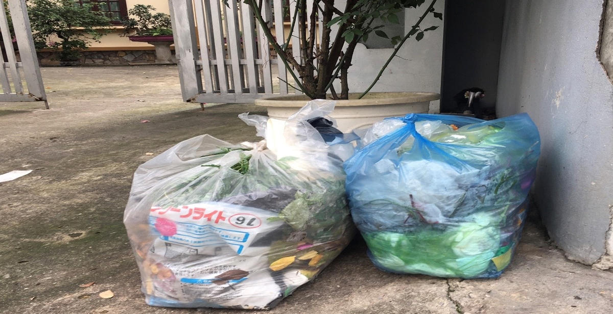 Người dân cho rác vào túi nilon thay vì đựng trong thùng hay xô đựng rác...