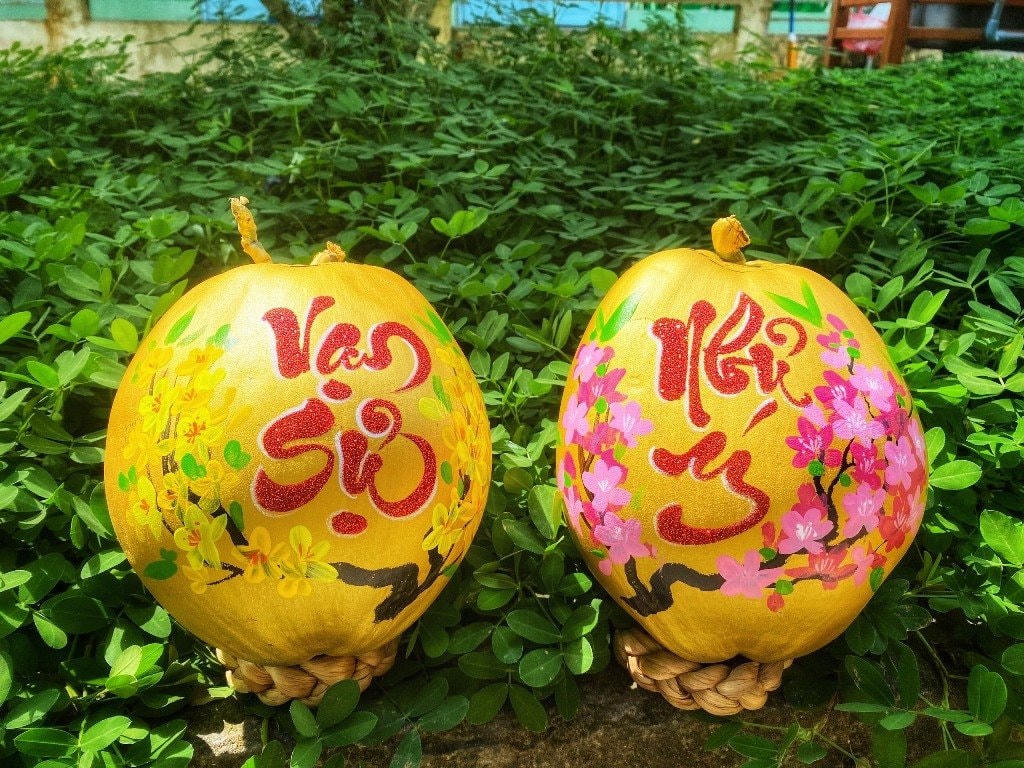 Cô giáo dùng nét thư pháp “thổi hồn” trên quả dừa chưng Tết