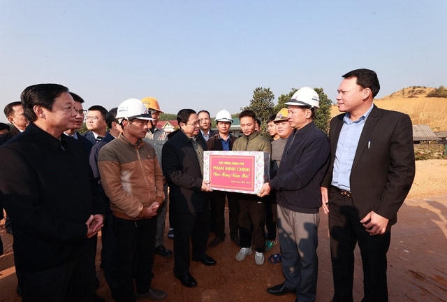Thủ tướng Phạm Minh Chính tặng quà chúc tết công nhân Dự án đầu tư xây dựng đường cao tốc Tuyên Quang - Phú Thọ đoạn qua tỉnh Phú Thọ. Ảnh: TTXVN.