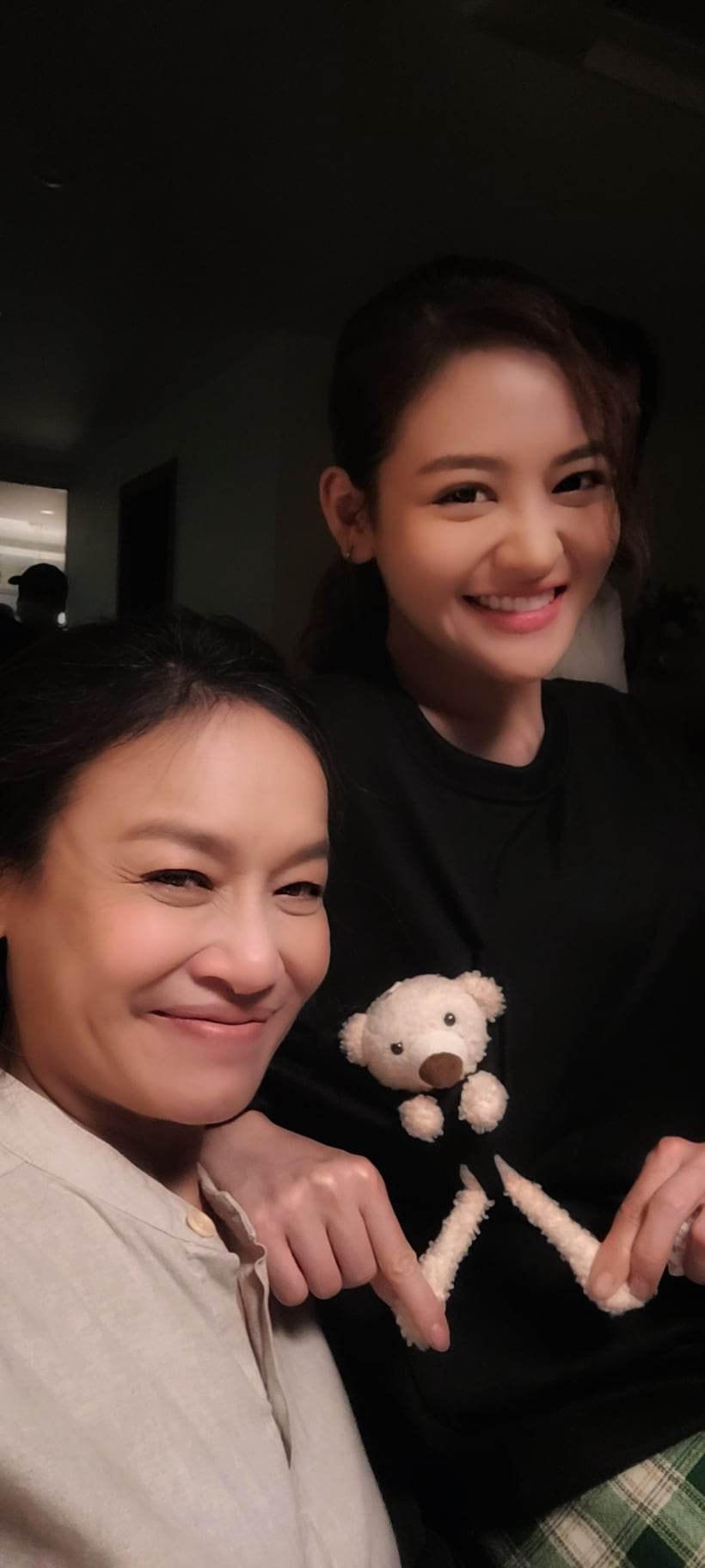 Diễn viên Tú Oanh và Thùy Anh hậu trường phim "Đừng nói khi yêu".