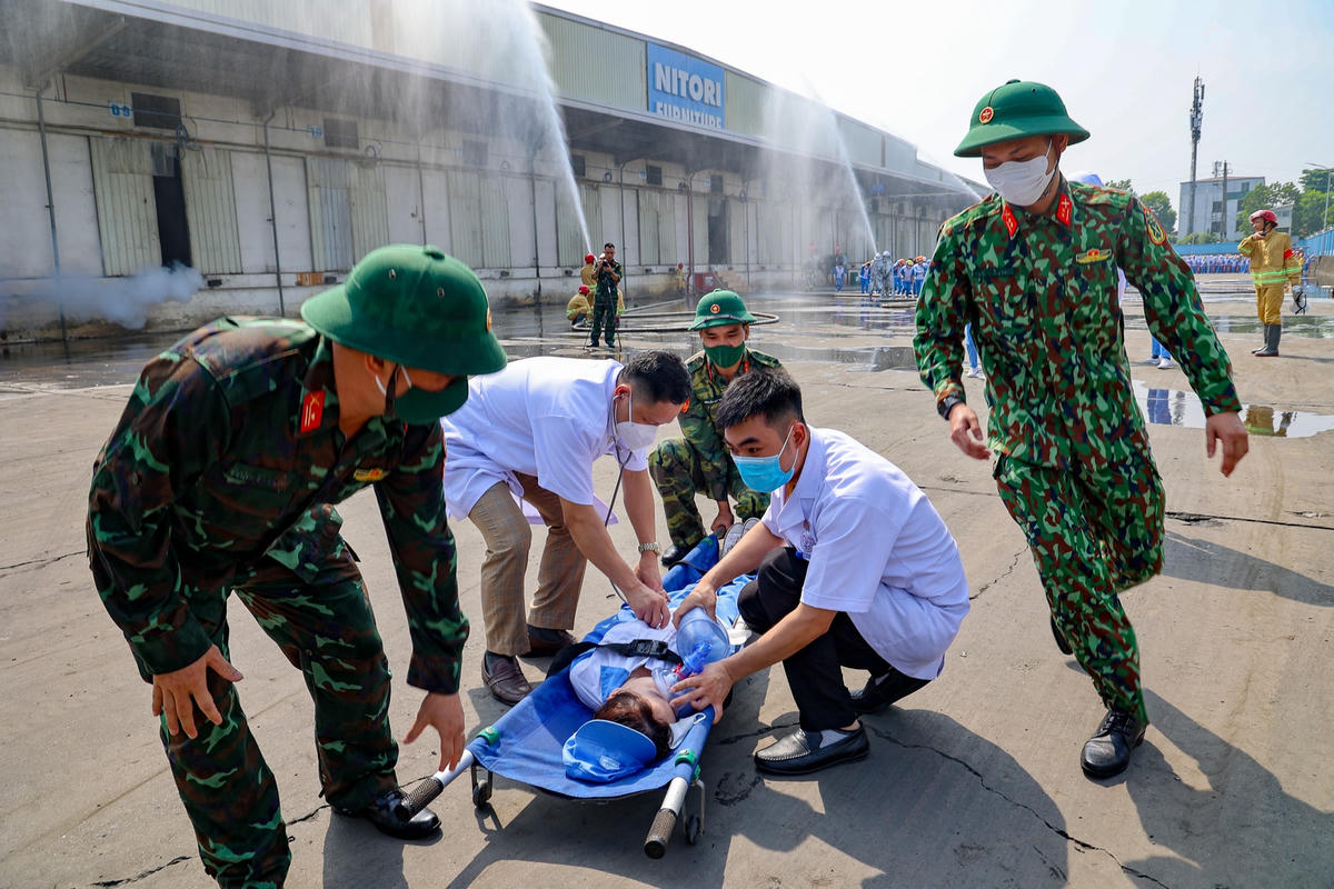 Việc sơ cứu người bị mắc kẹt được thực hiện ngay tại hiện trường để đảm bảo an toàn.