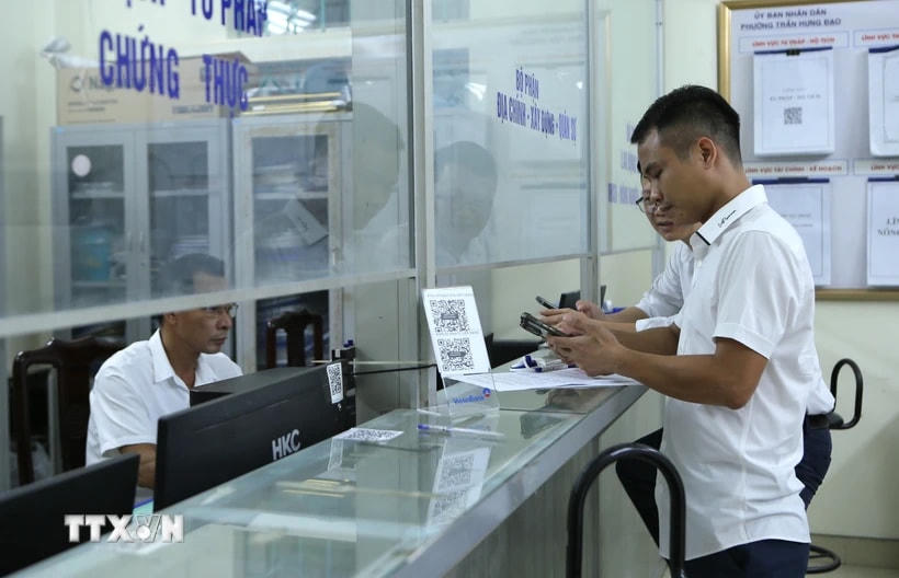 Người dân đến làm thủ tục, giấy tờ tại Bộ phận tiếp nhận và trả kết quả phường Trần Hưng Đạo, thành phố Nam Định. (Ảnh: Công Luật /TTXVN)