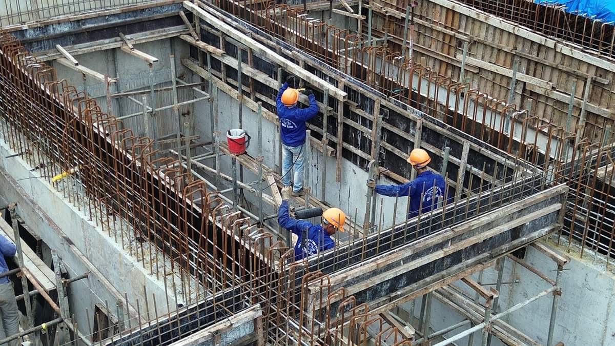 Vừa qua, cầu vượt bắc ngang qua đường Nguyễn Văn Cừ đã thi công trở lại.