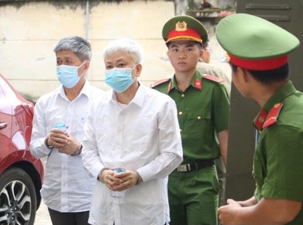 Các bị cáo bị dẫn giải vào toà án tỉnh Bình Dương.