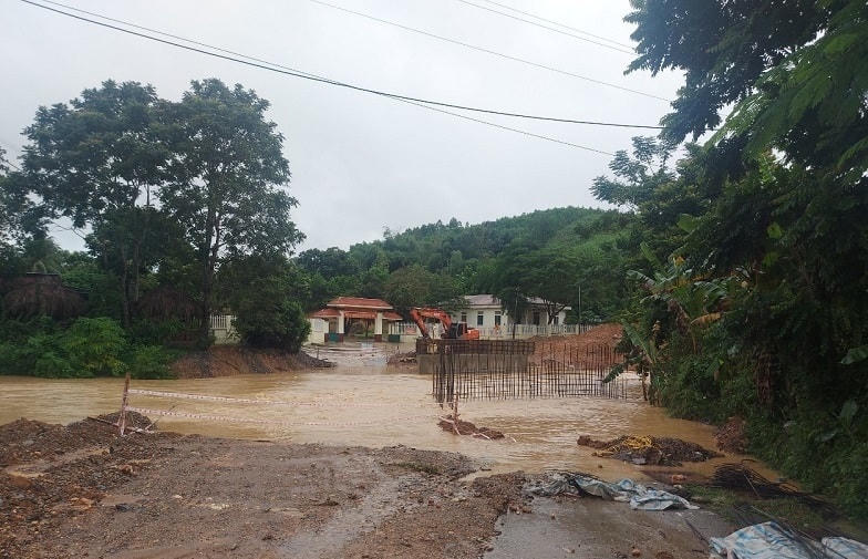 Một số công trình đang thi công trên địa bàn huyện Như Xuân phải dừng lại do mưa lớn kéo tới.