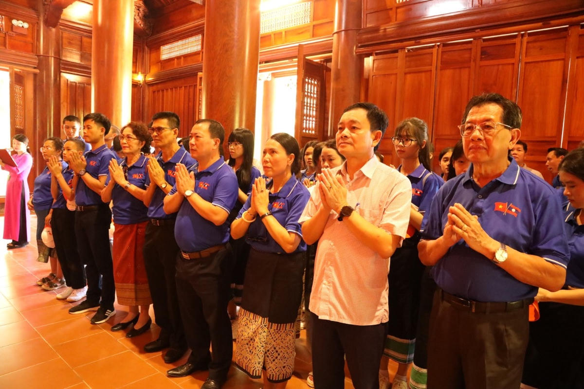 Đoàn đại biểu dâng hoa, dâng hương tại Khu di tích Kim Liên, Nam Đàn, Nghệ An.