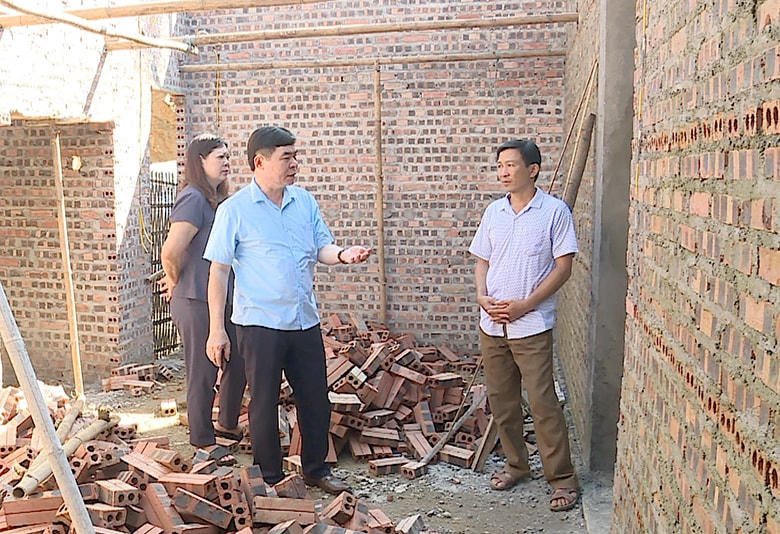 Ủy ban MTTQ huyện Chiêm Hóa kiểm tra tiến độ làm nhà cho hộ nghèo tại xã Hùng Mỹ. Ảnh: Văn Linh.