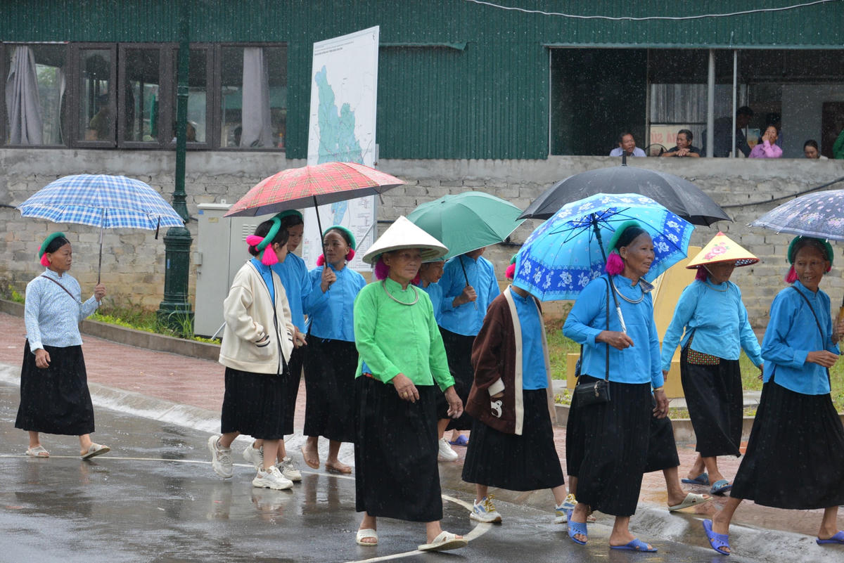 Dưới trời mưa tầm tã, người Sán Chỉ ở Đại Dực vẫn từ các thôn, bản kéo đến nhà văn hóa xã để tham dự Ngày hội Đại đoàn kết toàn dân tộc.