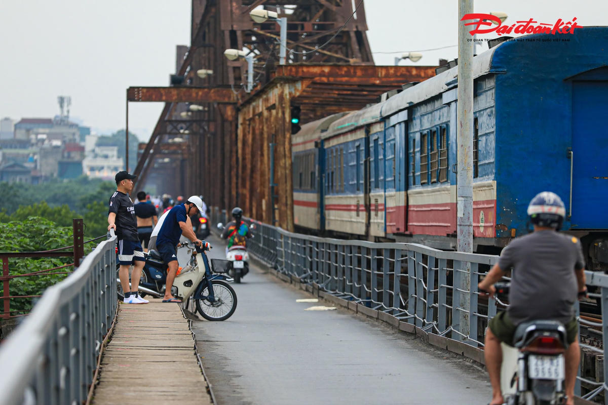 Nhiều xe máy lên, xuống bãi giữa từ khu vực đường bộ cầu Long Biên.