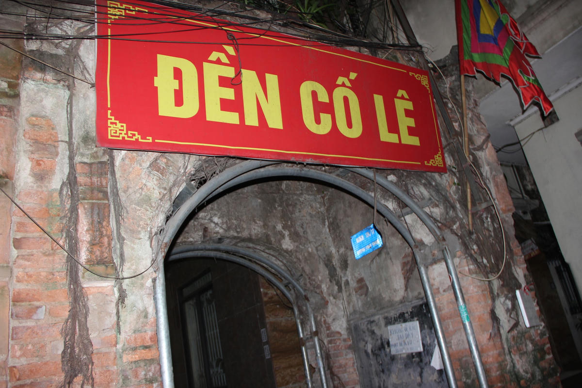 Bên ngoài cổng đền cũng được gia cố vòm sắt để đảm bảo an toàn cho người dân đi lại.