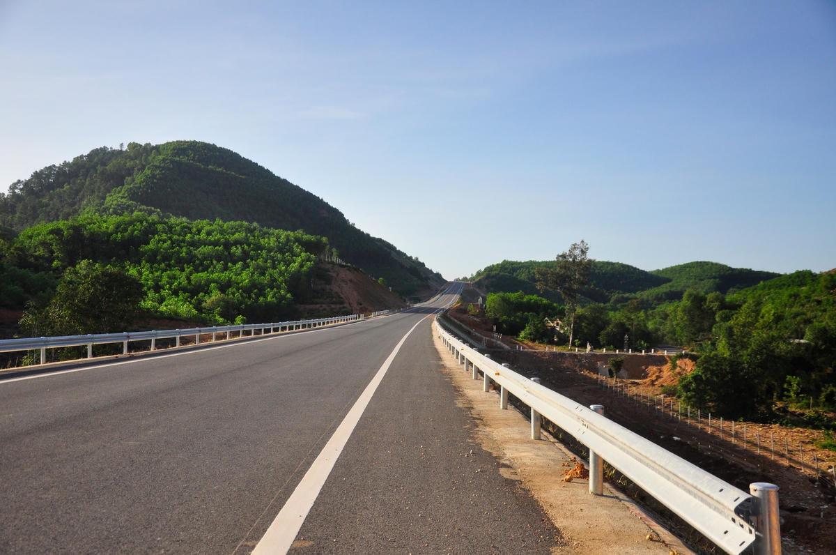 Cao tốc Cam Lộ - La Sơn có chiều dài xây dựng là 98,35km, đi qua các huyện Cam Lộ, Triệu Phong, Hải Lăng, thị xã Quảng Trị, TP Đông Hà (tỉnh Quảng Trị) và các huyện Phong Điền, Hương Trà, Hương Thủy và Phú Lộc (tỉnh Thừa Thiên Huế). Dự án có tổng mức đầu tư khoảng 7.669 tỷ đồng, sử dụng nguồn vốn trái phiếu Chính phủ và được Bộ Giao thông Vận tải phê duyệt tại Quyết định số 1291 ngày 19/6/2018.